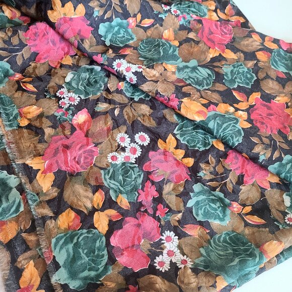 Floral sewing fabric. - Picture 2 of 8